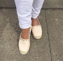 Espadrille med nitter i creme